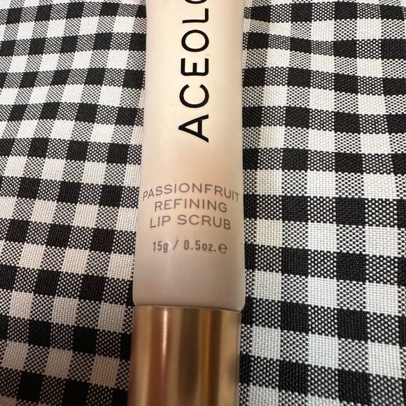 Aceology New Passionfruit Refining Lip Scrub .5 OZ Skincare Treatment - Picture 2 of 2